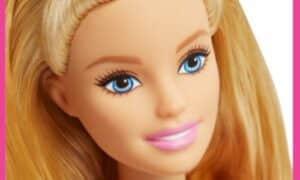 Primo piano del volto della bambola Barbie 