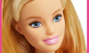 Primo piano del volto della bambola Barbie