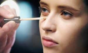 Makeup artist crea un makeup anni 60 con una base naturale