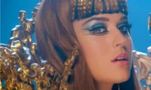 Foto di un frame del video di Dark Horse in cui è girata a tre quarti e si vede bene il trucco che mette in risalto gli occhi con doppia linea di eyeliner, anche sotto l'occhio e ombretto azzurro e silver
