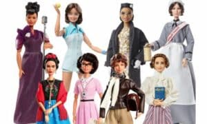 Le nuove barbie su sfondo bianco che raffigurano alcune grandi donne della storia