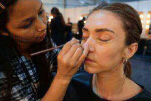 Iscriversi ad una scuola di trucco pro e contro Iscriversi ad una scuola di trucco pro e contro