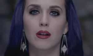 Primo piano della cantante Katy Perry conun ombretto violaceo e scuro con un contorno occhi nero