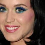 Make up colorato, con sfumature di azzurro, verde e blu, con la forma allungata verso l'esterno del viso
