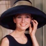 Foto colazione da Tiffany con Audrey Hepburn con il cappello nero che prova l'orecchino