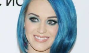 primo piano del volto di Katy Perry con il caschetto azzurro e un makeup occhi dello stesso colore