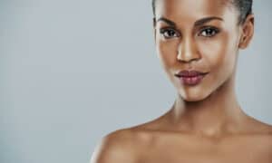 Per un trucco naturale, inizia con una base foundation o bb cream