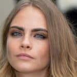 Fptp in primo piano della modella Cara Delevingne con un rossetto dalle tonalità nude rosa chiaro e molto naturale