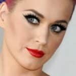 Primo piano del famoso trucco cat-eye portato da Katy Perry e rossetto rosso