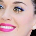 Katy Perry in primo piano con un trucco occhi minimal con eyeliner azzurro e labbra rosa acceso