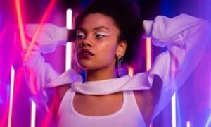 Foto di una modella con un trucco total white sulla palpebra mobile che in contrasto con il pigmento della sua pelle crea un effetto luminoso 