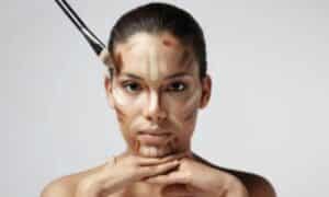 make up artist applica il contouring sul viso di una ragazza