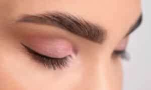 primo piano di occhi chiusi di una ragazza con eyeliner
