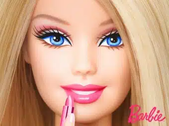 Iconica foto in primo piano di Barbie che si mette il rossetto rosa con il logo in basso sulla destra