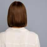Donna di spalle che mostra un taglio corto e ordinato