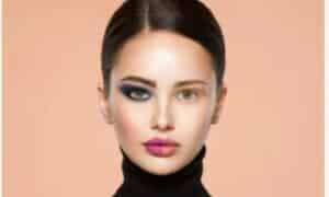 A sinistra il volto della donna ha un trucco pesante, sul blu scuro e le labbra di un rosa acceso, sulla destra un trucco natural e un contourin poco evidente