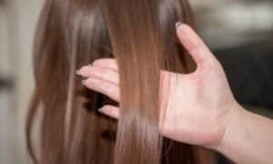 Foto di capelli dopo il primo impacco di olio e miele