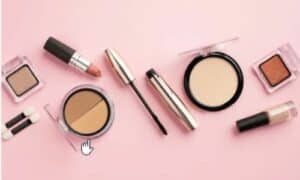 raffigurazione di cosmetici e oggetti per il make up in fila su uno sfondo rosato
