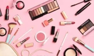 prodotti, oggeti e cosmetici sparsi su uno sfondo rosa