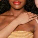 Tre modelle dalla tonalità diversa di pelle, indossano il lipgloss più adatto al loro volto