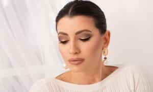Donna truccata con doppio eeyeliner, un trucco molto elegante con una prima riga nera e una superiore color champagne 
