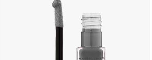 immagine su sfondo bianco con pennello del lipgloss grigio