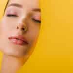 il volto di una donna illuminato dalla scelta giusta di gloss