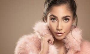 Modella con abbronzatura e apposito trucco