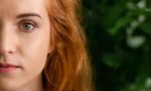 Ragazza con occhi verdi con un make up molto delicato