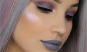 immagine di una modella truccata con labbra mat grigie e uno smoky eyes grigio e lilla