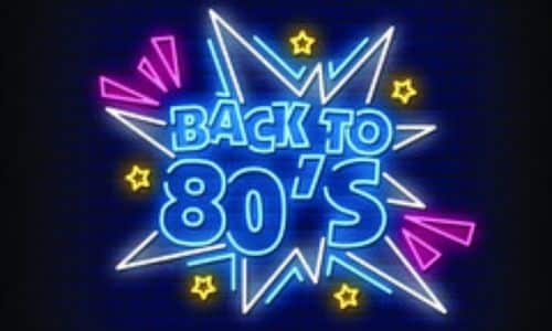 Scritta " Back to 80's"con luci al neon tipiche degli anni 80, con stelle e grafica da fumetto