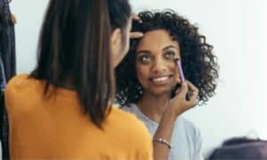 makeup artist copre le occhiaie più difficili da far sparire