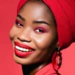 donna con makeup labbra rosse e ombretto rosso