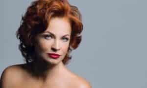 makeup occhi e labbra come negli anni 50, con una donna dai capelli cotonati rossi 