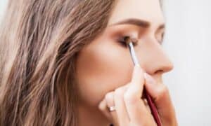Makeup artist trucca la modella per darle una forma dell'occhio più grande