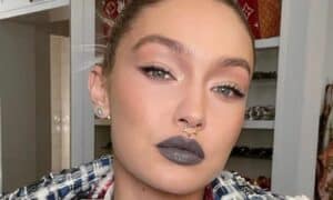 immagine in primo piano della modella Gigi Hadid che indossa un rossetto grigio con un make up molto semplice e naturale