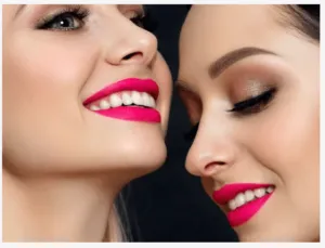 modelle con rossetto fucsia