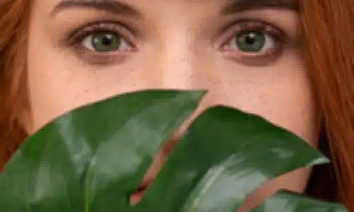 occhi verdi in primo piano con un trucco occhi molto semplice, sui toni del rosato e con poche sfumature