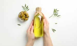 olio d'oliva per la cura dei capelli