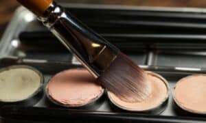 Palette di correttori con ennello adatto
