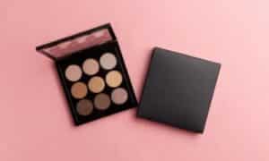palette di ombretti sui toni del nude raffigurata su uno sfondo rosa