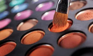 pennello e palette di colori di ombretti