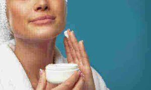 Donna si spalma un tonico sul viso per la sua skincare quotidiana