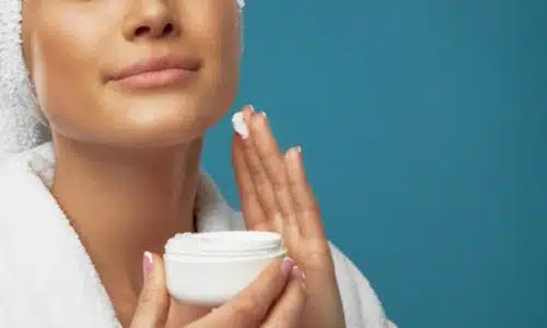 Donna si spalma un tonico sul viso per la sua skincare quotidiana