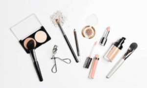 cosmetici vari e attrezzatura per il trucco su una base bianca