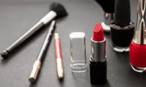 vari cosmetici e attrezzature su un tavolo scuro
