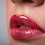 labbra in primo piano, rosse e con il lipgloss per farle sembrare più voluminose