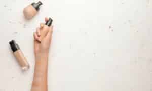 Un braccio steso con l'interno verso l'alto e diversi fondotinta applicati sopra per vedere il colore più adatto alla nostra texture