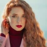 immagine di una modella con un trucco marsala molto leggero