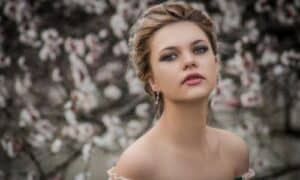 modella mostra uno smokey eyes con i toni del blu